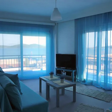 Apartment Upper Deck Apt.