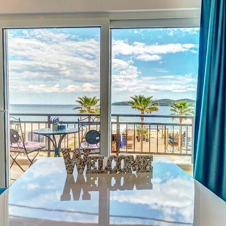 Apartment Upper Deck Apt. *