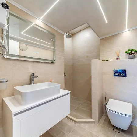 Upper Deck Apt. *